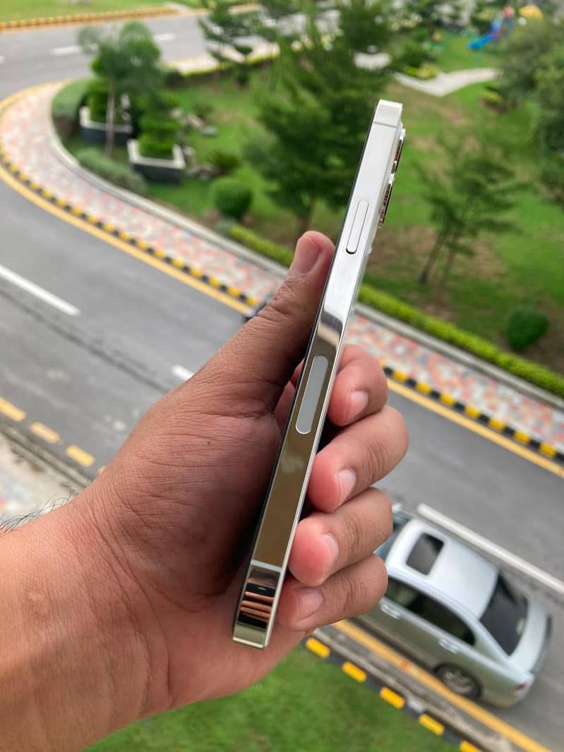 iPhone 12 Pro Max 4