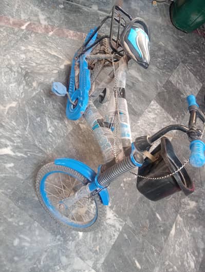 kids cycle bohat achi condition ma ha thori c use hoi ha