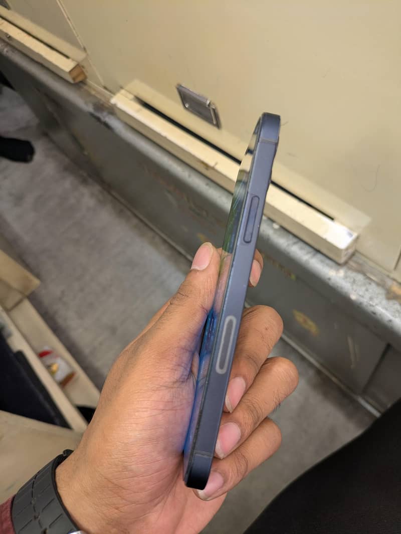 Apple iPhone 12 4