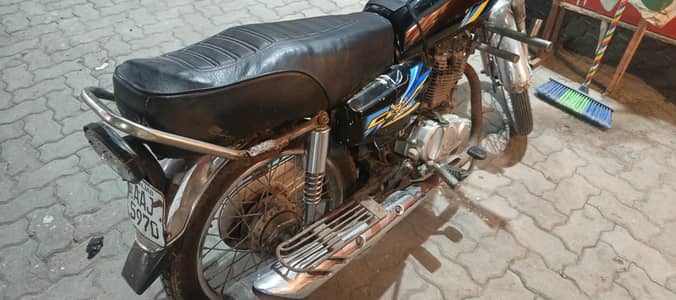 United China 125 bike bahut acchi hai. . 03005317516