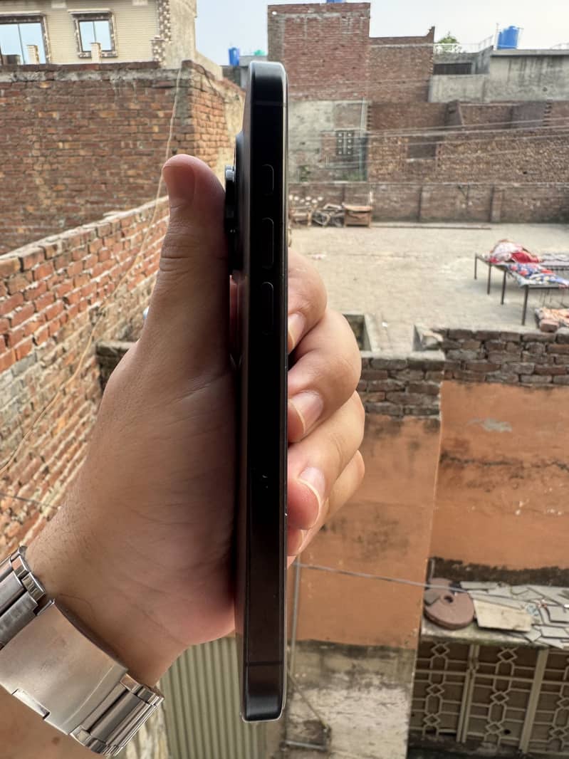 Apple iPhone 16 Pro 2