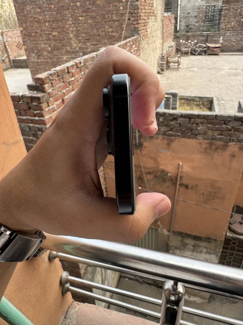 Apple iPhone 16 Pro 4