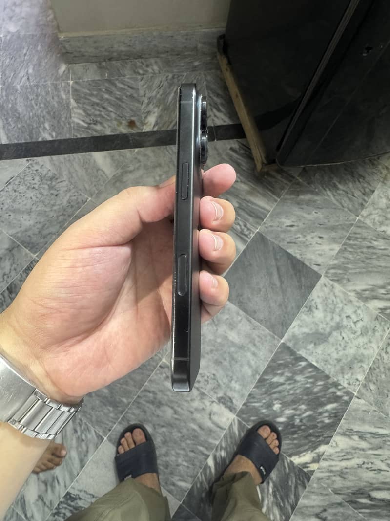 Apple iPhone 16 Pro 9