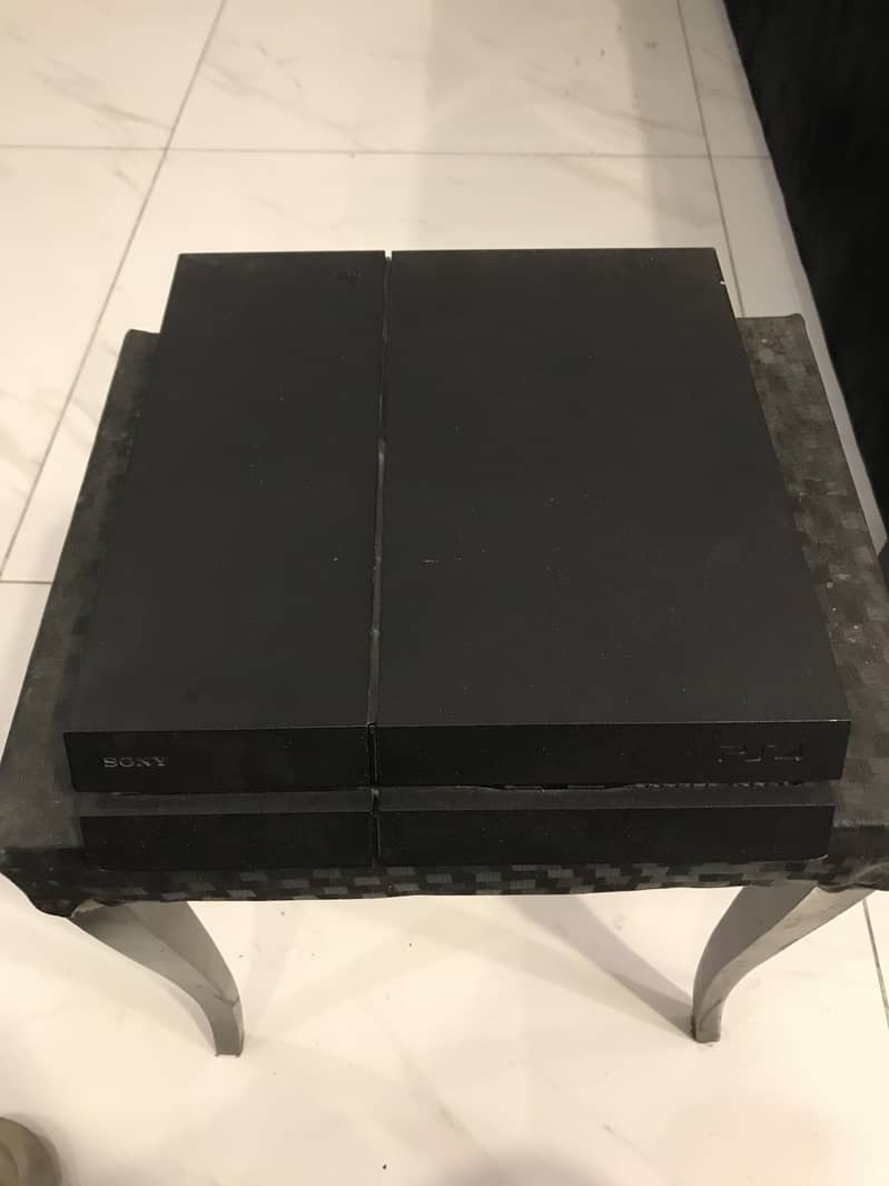 PS4 500GB with controller 1