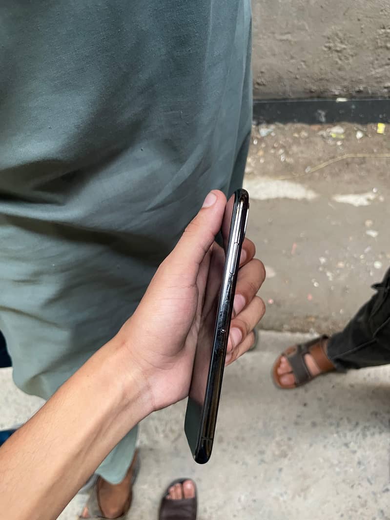 Apple iPhone XS 3