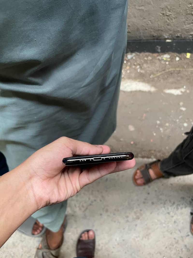 Apple iPhone XS 4