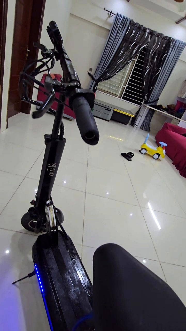 E10 SCOOTY 7