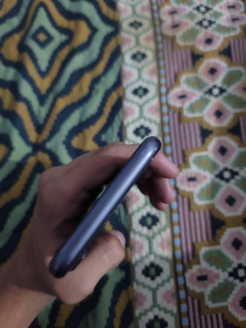 Apple iPhone 11 4