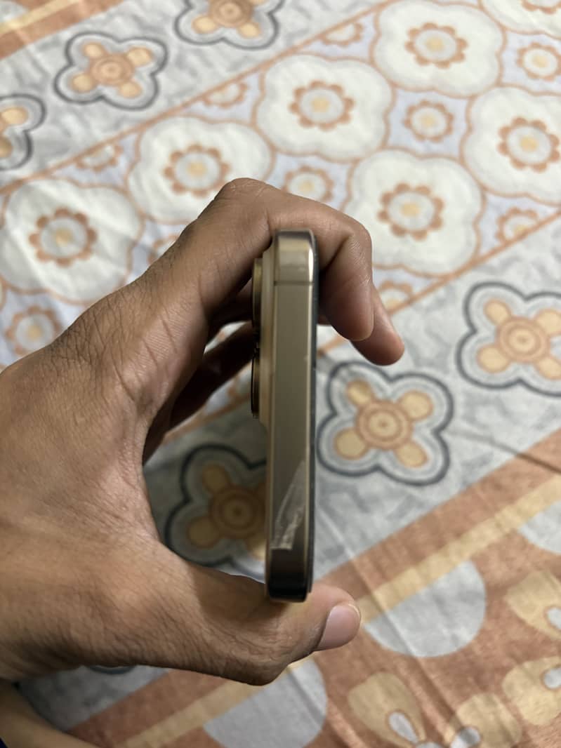 iPhone 16 Pro Max 4