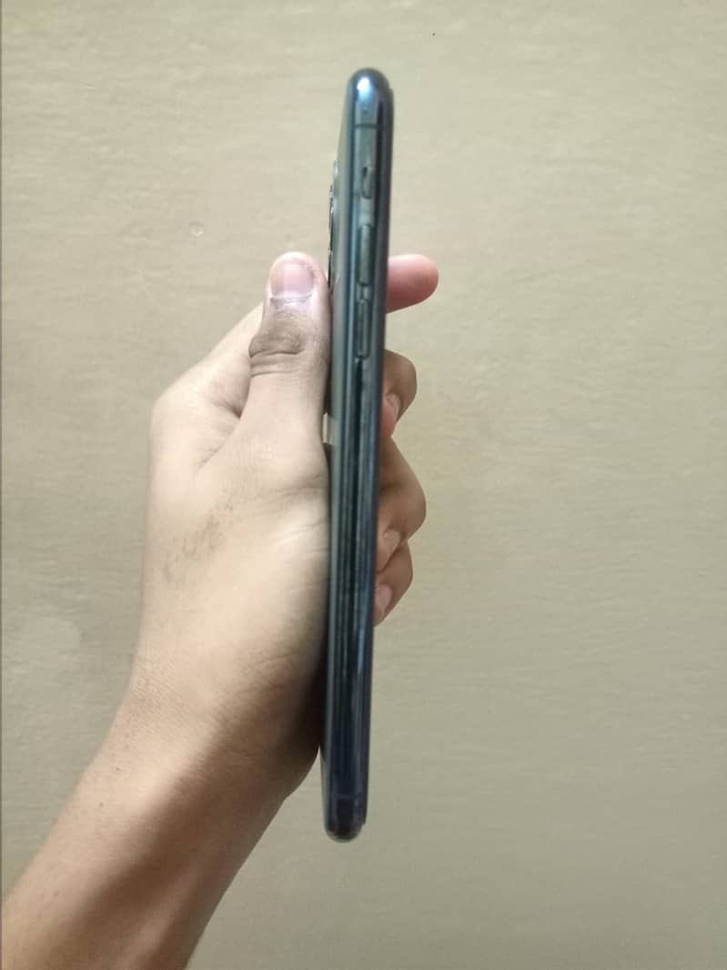 Apple iPhone 11 Pro Max 4