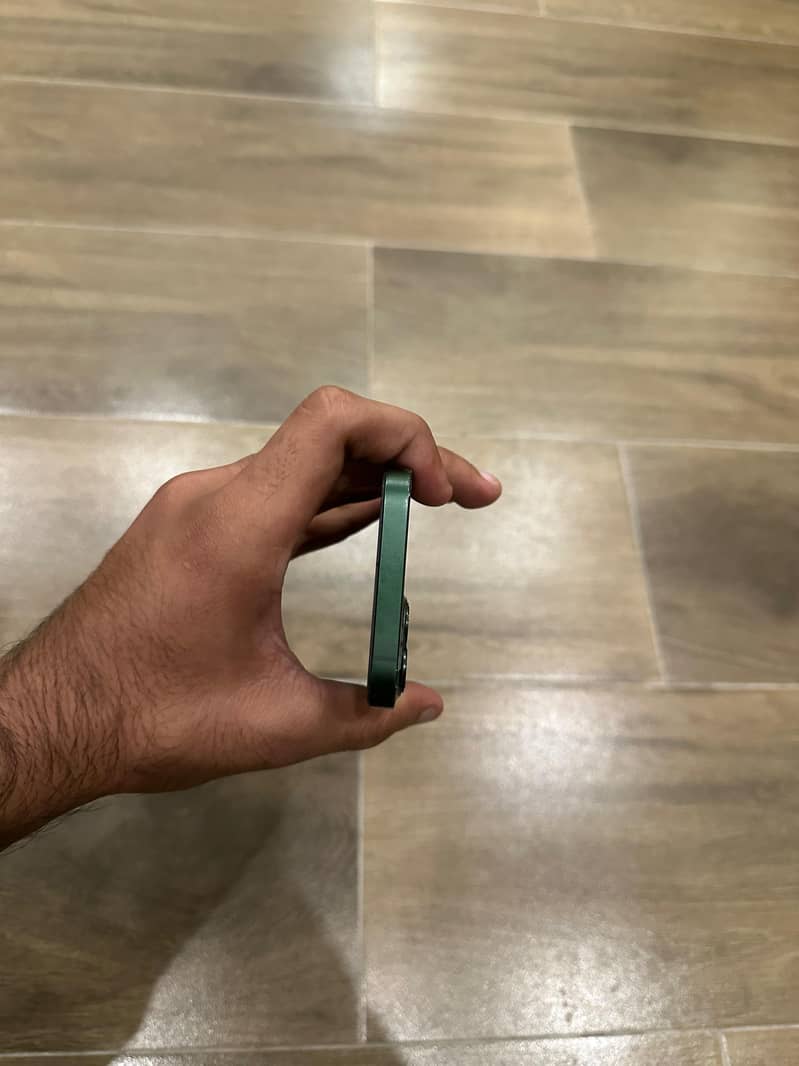 Apple iPhone 13 4