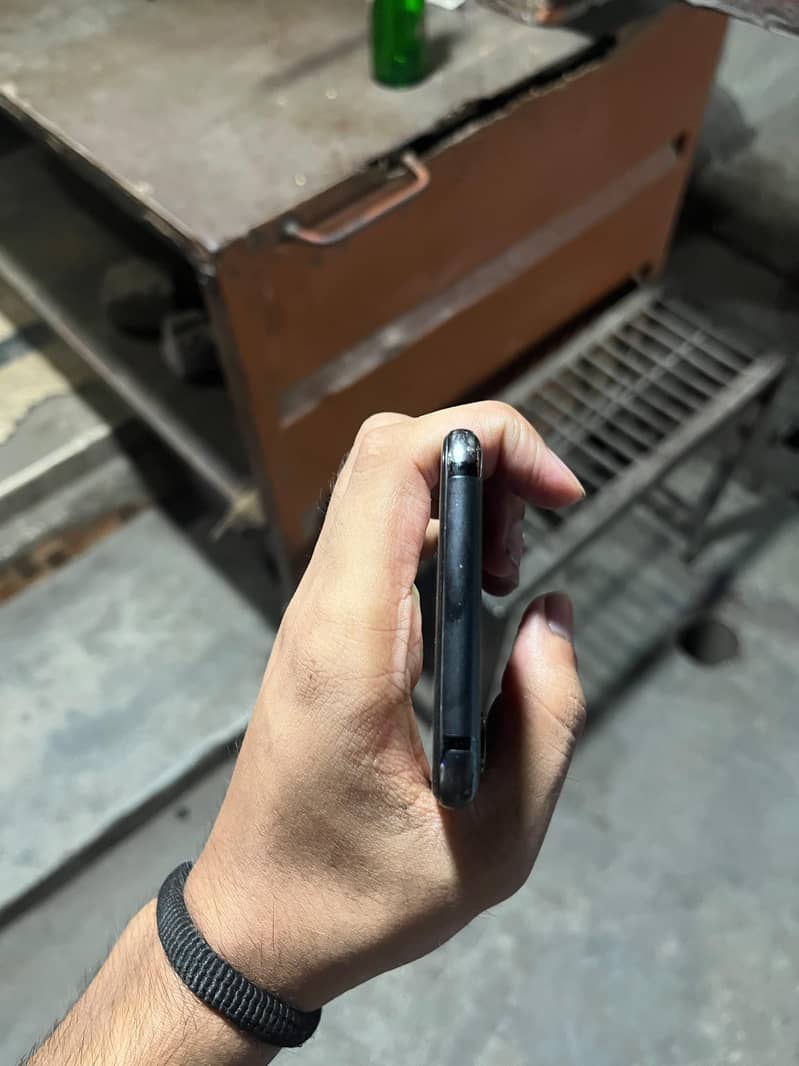 Apple iPhone X 4