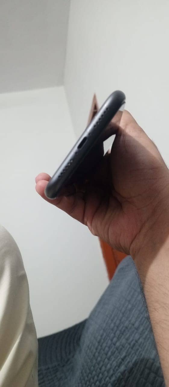 Apple iPhone 11 4
