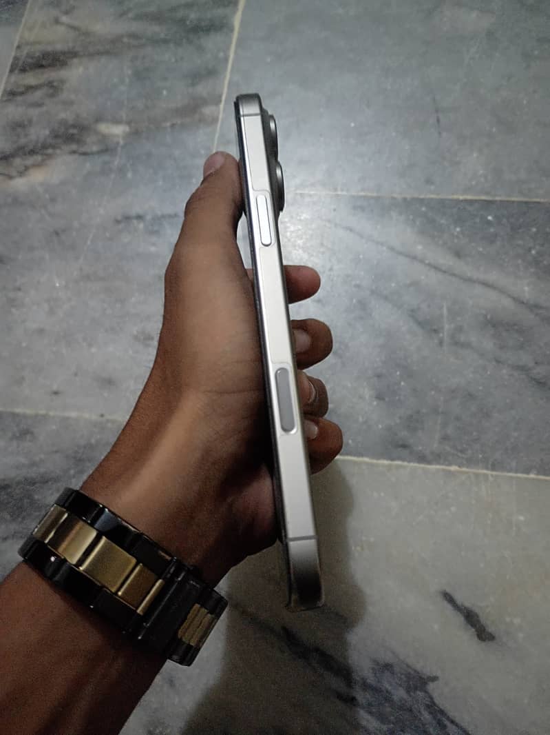 Apple iPhone 16 Pro Max 2
