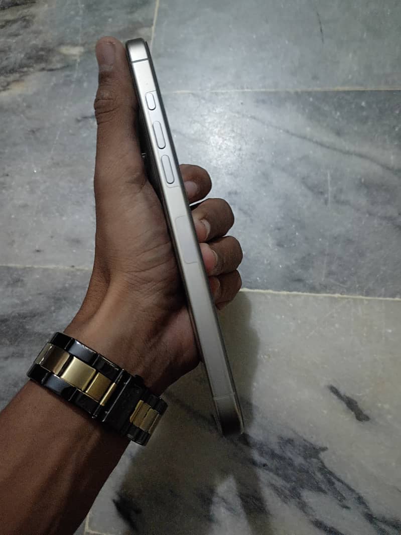 Apple iPhone 16 Pro Max 4