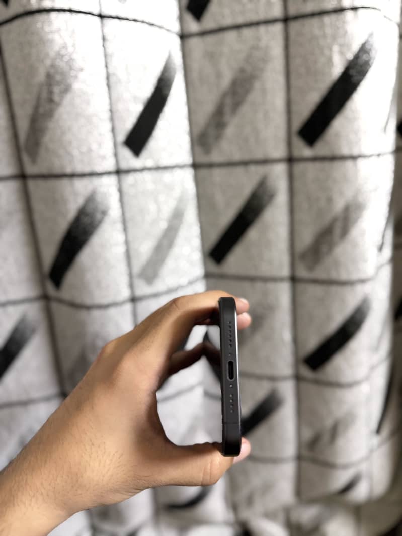 Apple iPhone 15 Pro Max 4