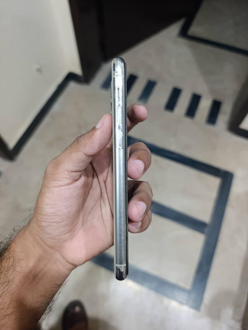 Apple iPhone 11 Pro 4