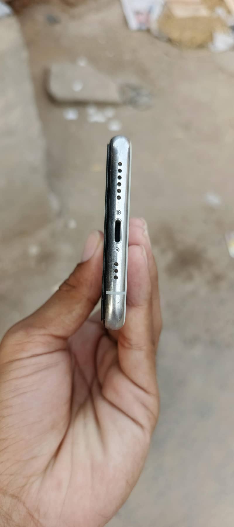 Apple iPhone 11 4