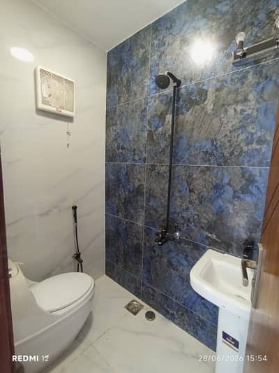 BEAUTIFULLY RENOVATED 2 BED LOUNGE FLAT FOR SALE IN BLOCK 17, GULSHAN E IQBAL