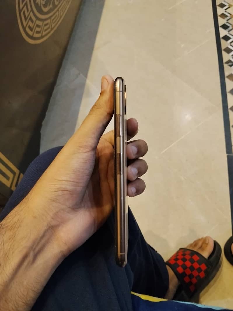 Apple iPhone XS Max 3