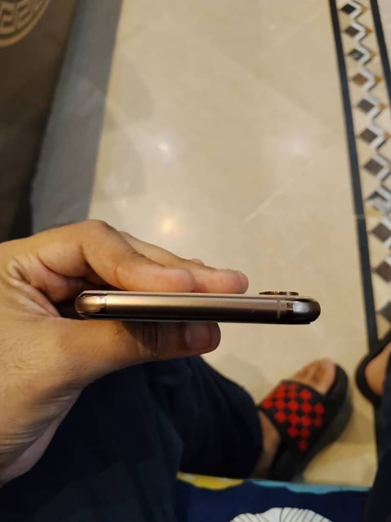 Apple iPhone XS Max 4
