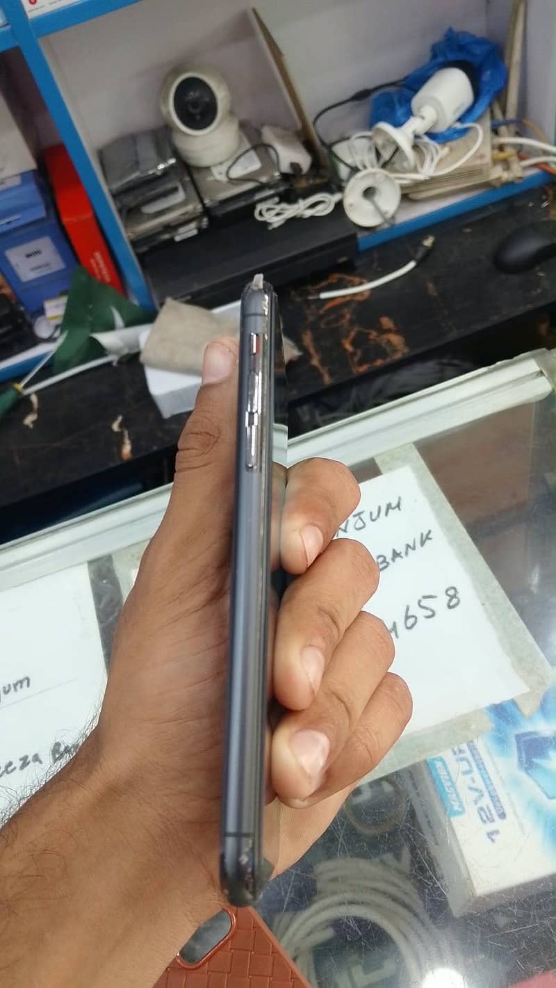 Apple iPhone XS 3
