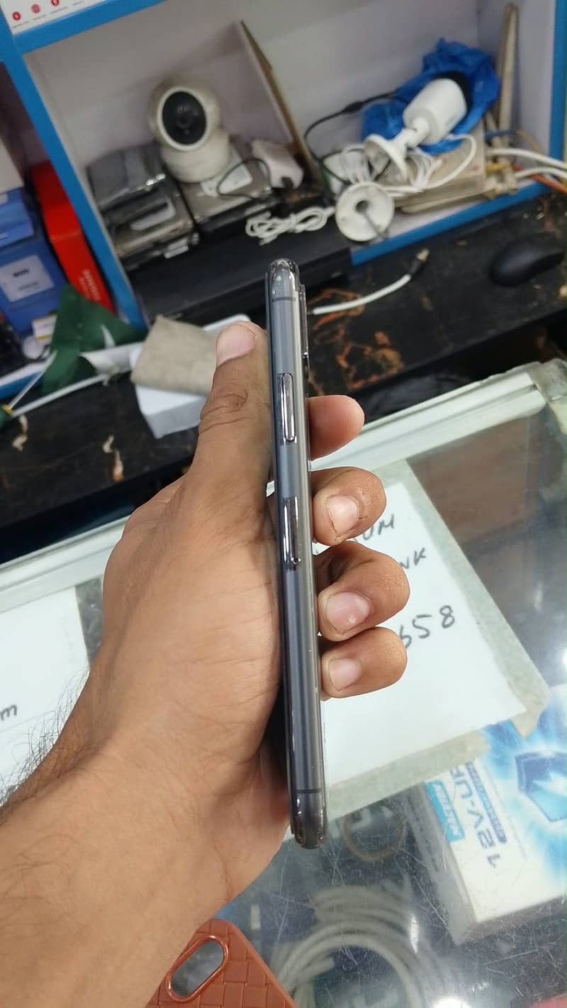Apple iPhone XS 4