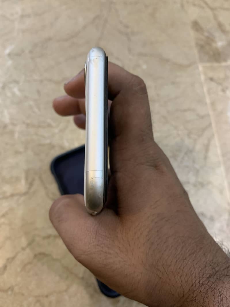 Apple iPhone 11 3