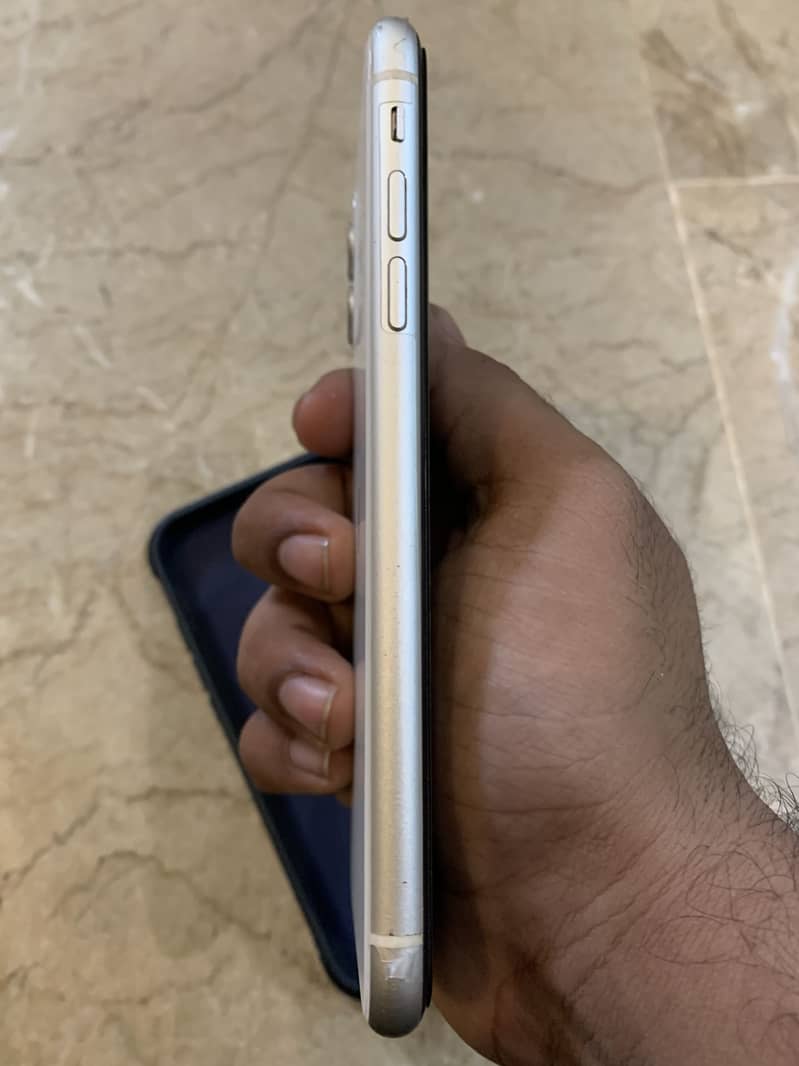 Apple iPhone 11 4