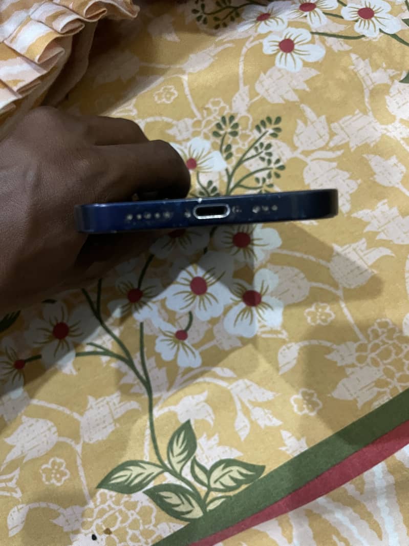 Apple iPhone 12 4