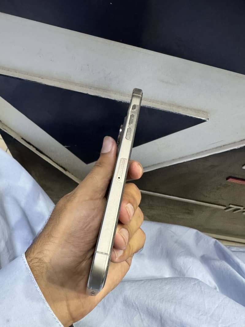 Apple iPhone 15 Pro Max 3