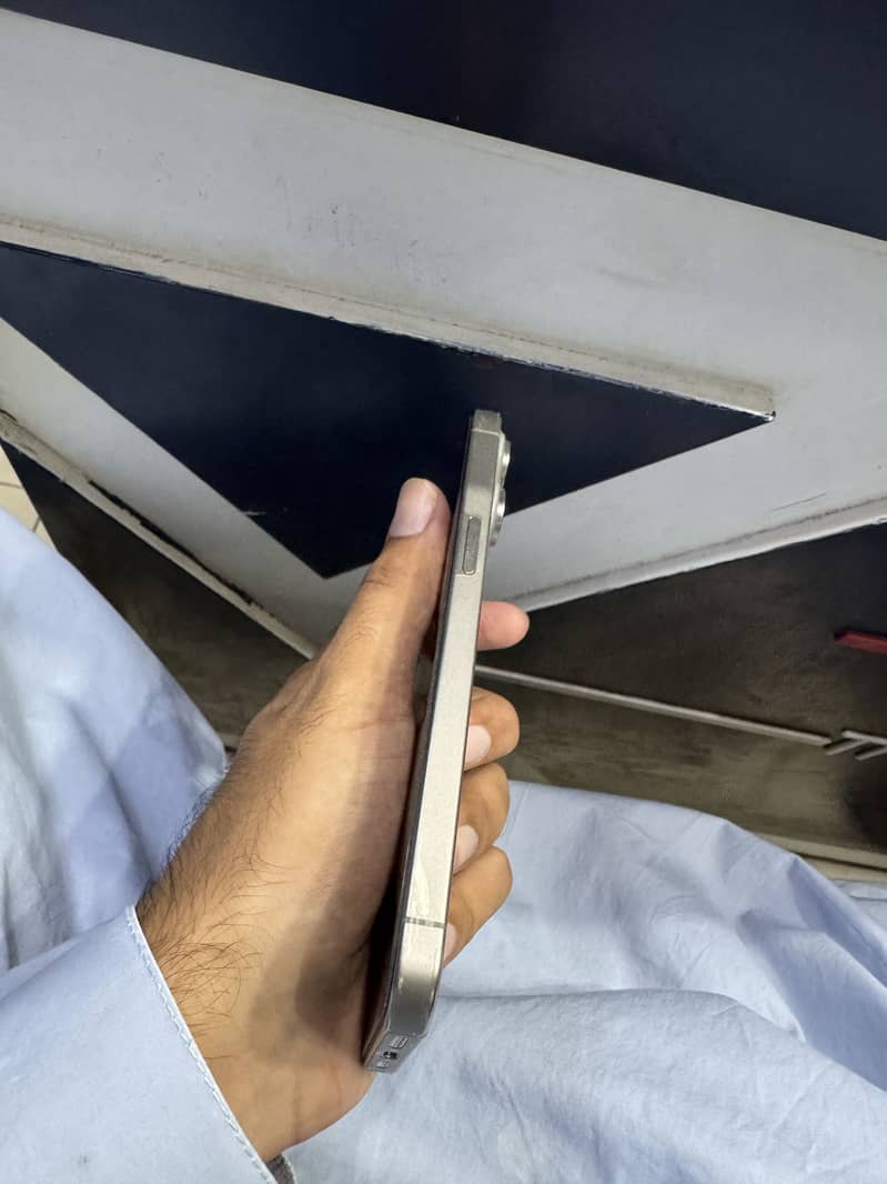 Apple iPhone 15 Pro Max 4