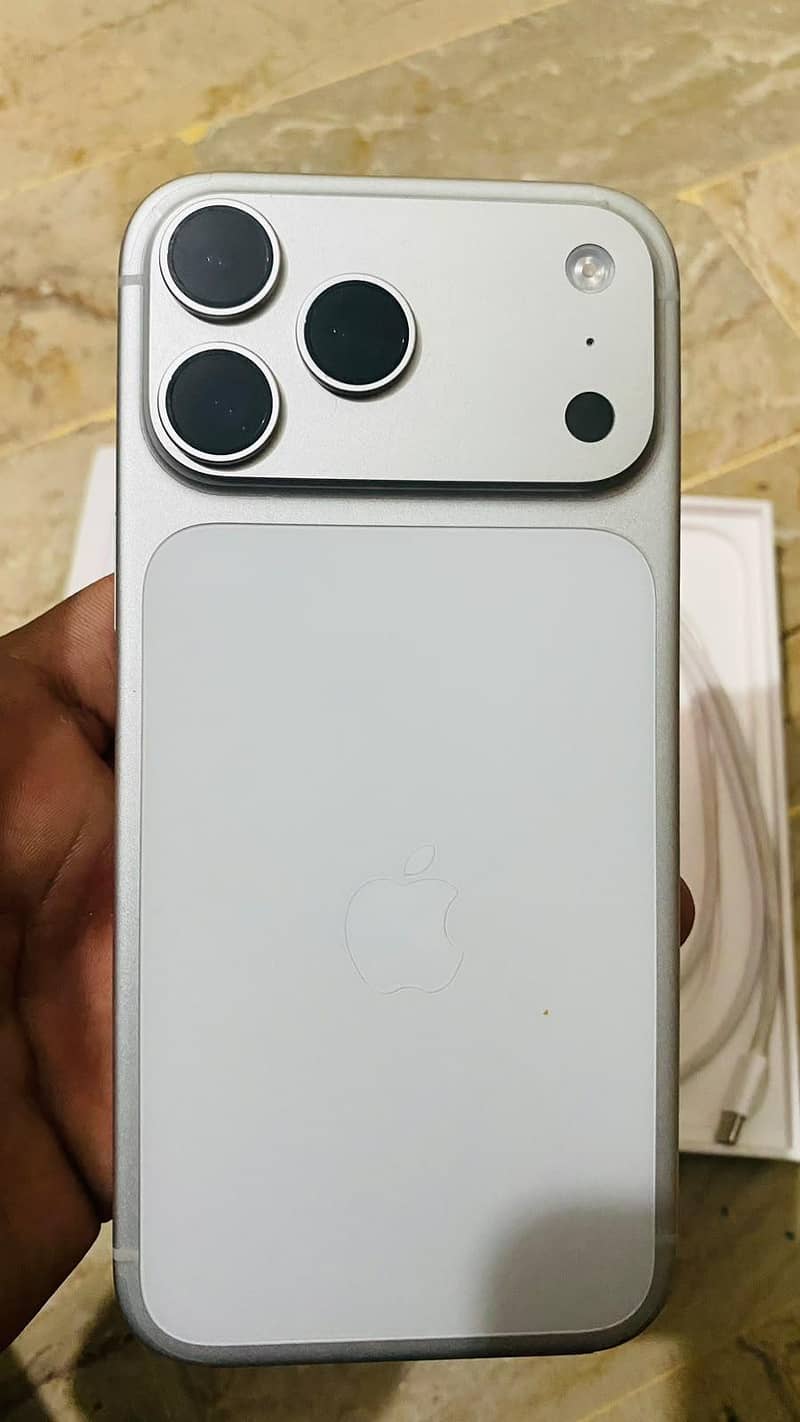 Apple iPhone 17 Pro Max 4