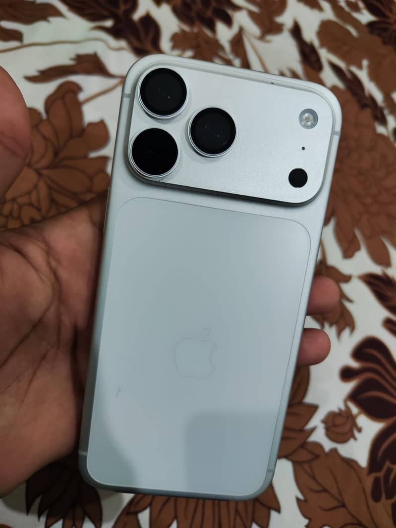 Apple iPhone 17 Pro Max 1