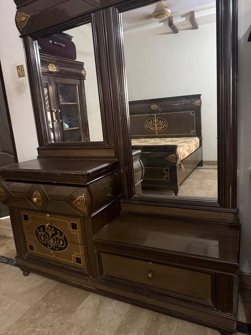 Bed set Complete, side Table,showcase, dressing table 2