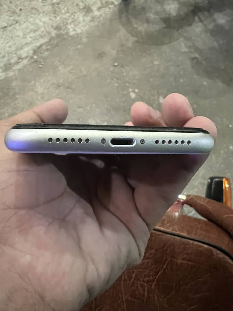 Apple iPhone 11 4