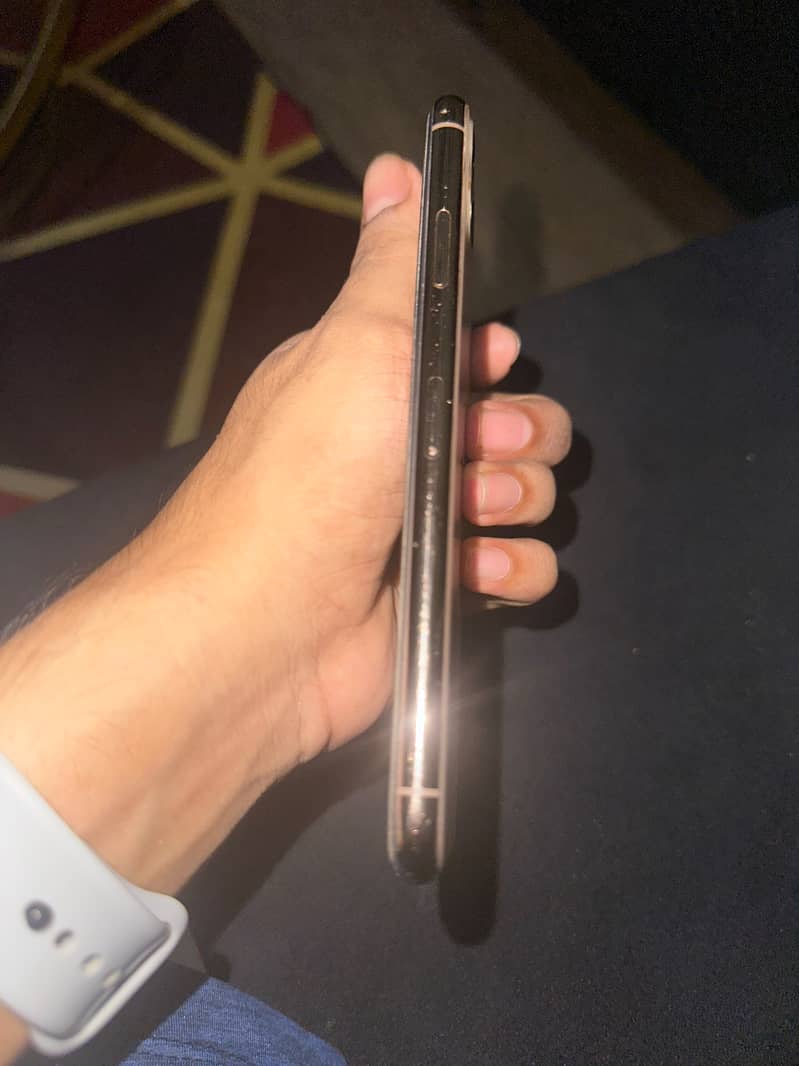 Apple iPhone 11 Pro Max 4