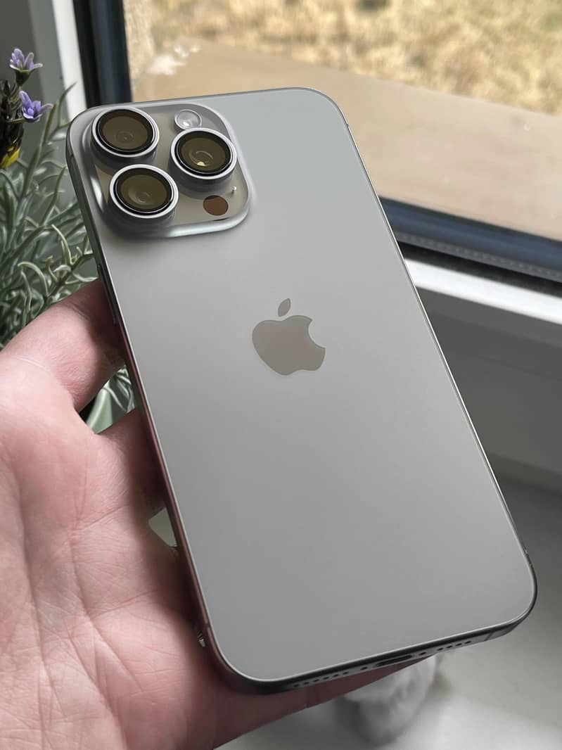 Apple iPhone 15 Pro Max 1