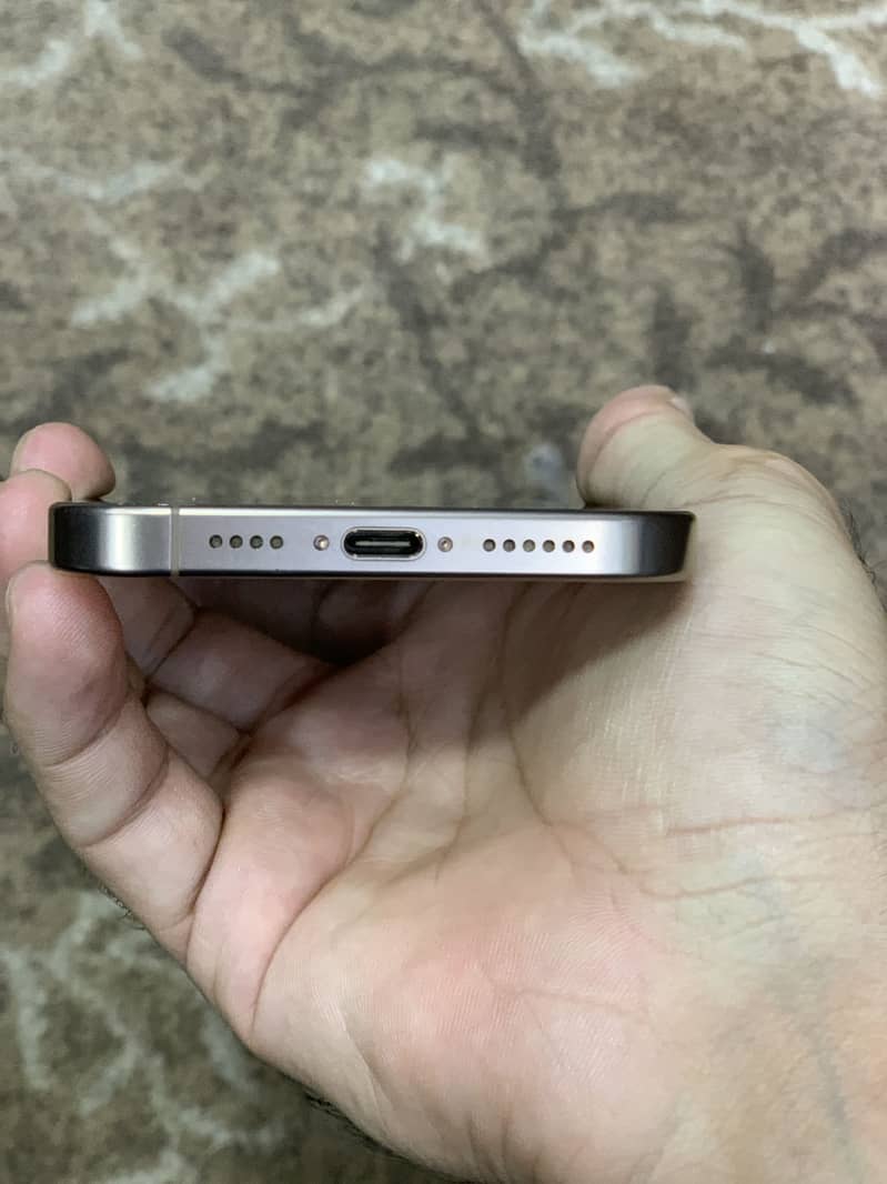 Apple iPhone 16 Pro Max 4