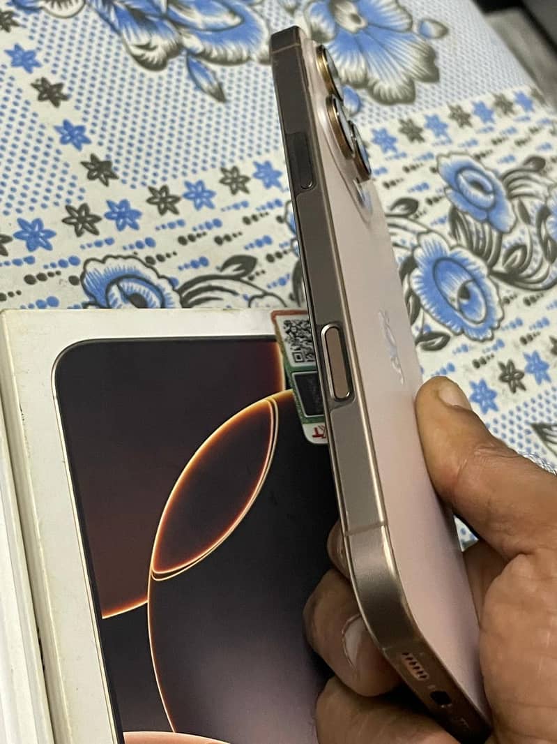 Apple iPhone 16 pro max 1