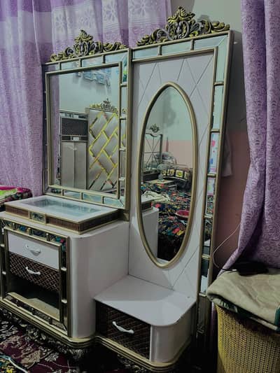 Bed , armari , singharmez , divider
