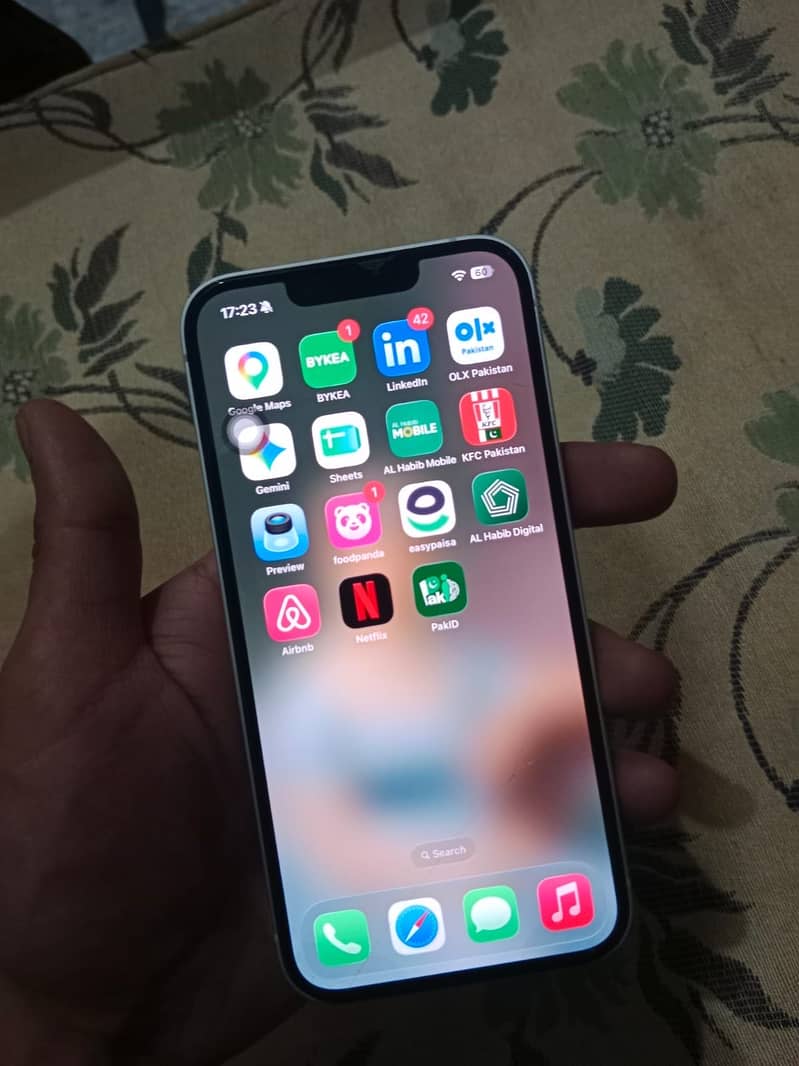 Apple iPhone 16e 2