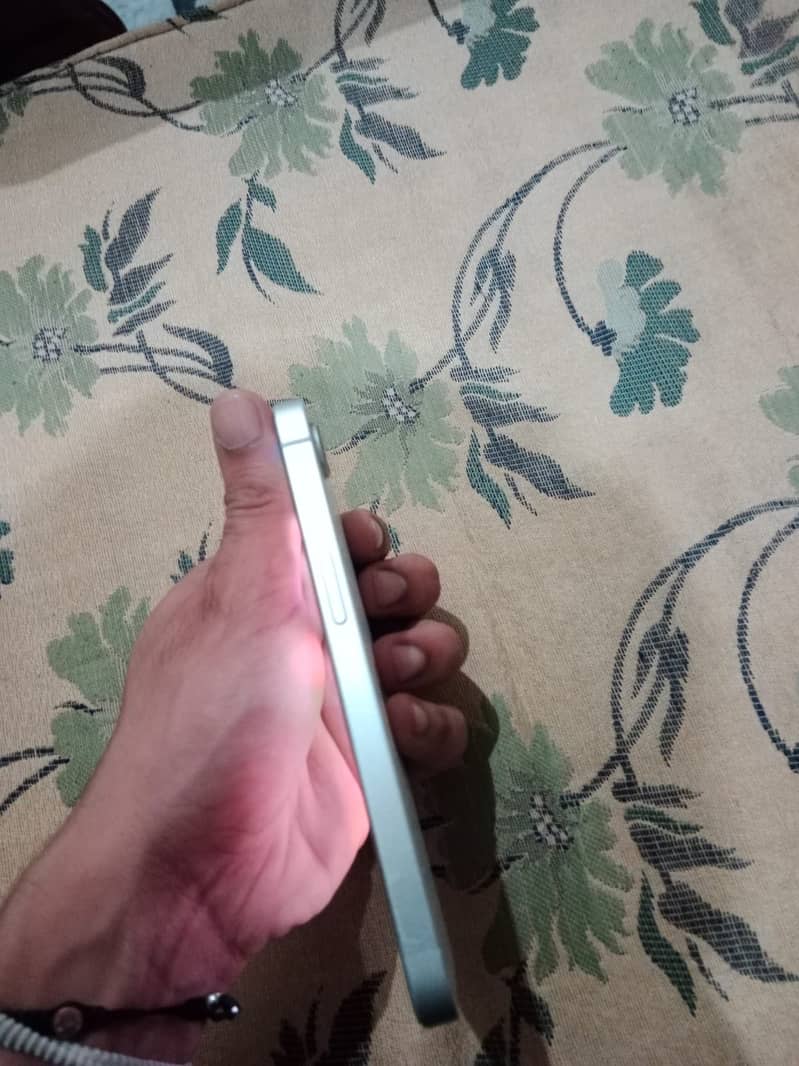 Apple iPhone 16e 3