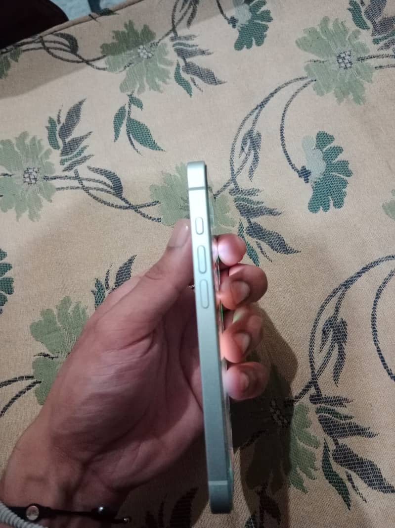 Apple iPhone 16e 4