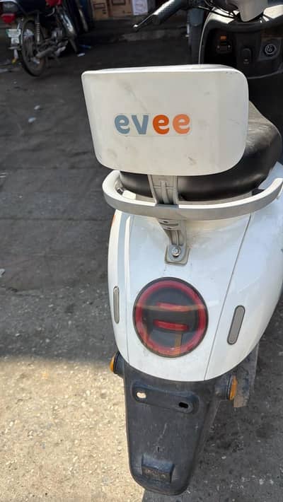 skooti evee