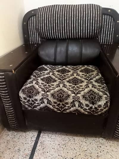 5-Seater Sofa Set (3+1+1) for Sale in Good Condition – Multan