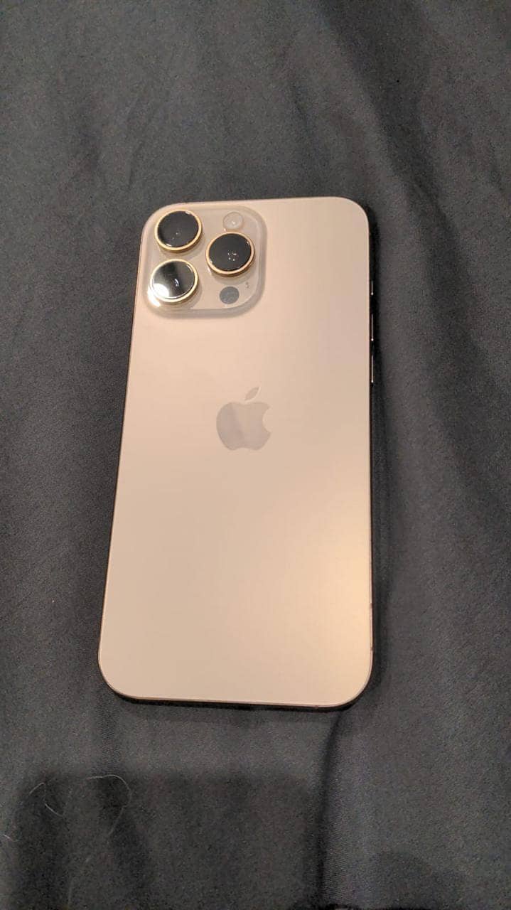 Apple iPhone 16 Pro Max 4