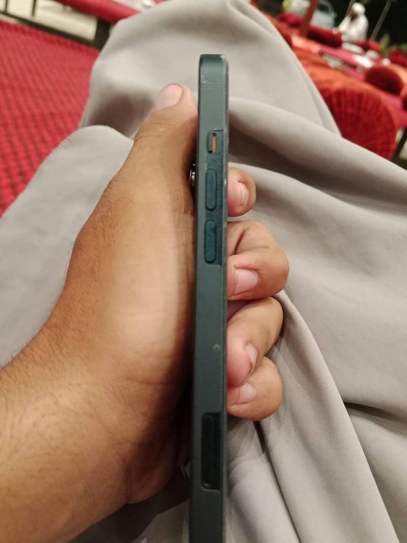 Apple iPhone 13 . . jv. 1