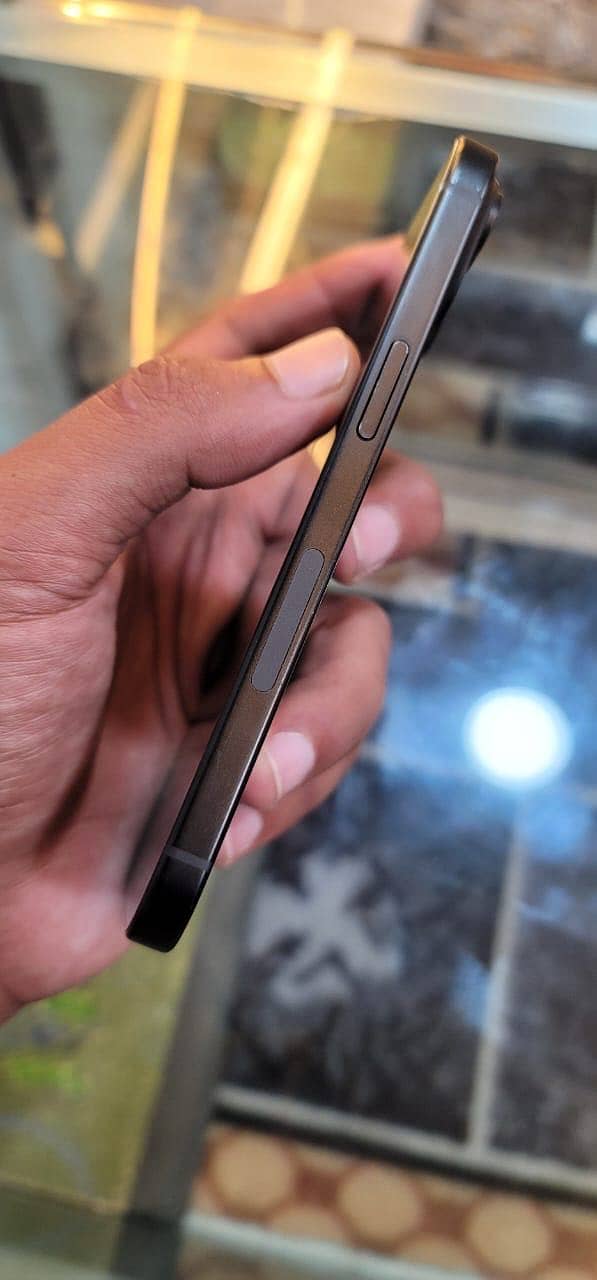 Apple iPhone 15 4