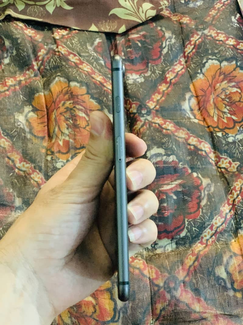 Apple iPhone 8 Plus 4